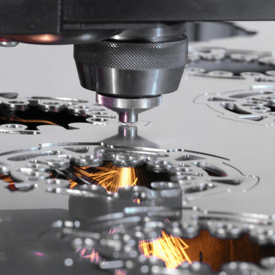 Macchina da taglio laser in fibra di lamiera con lamiera in acciaio al carbonio con testa laser 3000w Raytools